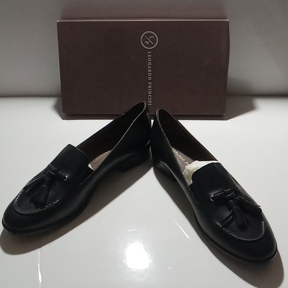 Women's classic handmade black leather loafers with black tassels. - Picture 2 of 8